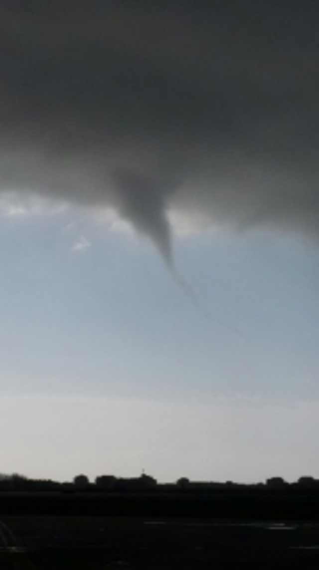 occhi-al-cielo-a-fiumicino-mini-tromba-d-aria-a-coccia-di-morto