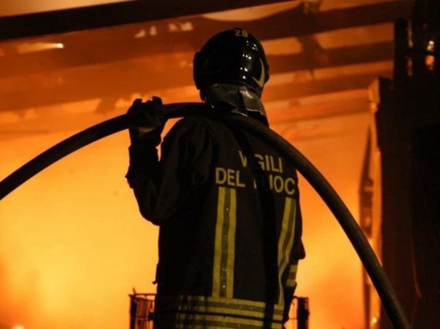 Roma ostaggio dei piromani, altre 30 auto in fiamme Roma ostaggio dei piromani, altre 30 auto in fiamme