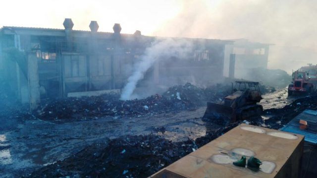 Maxi incendio a Pomezia, fiamme e fumo visibili dalla via Pontina