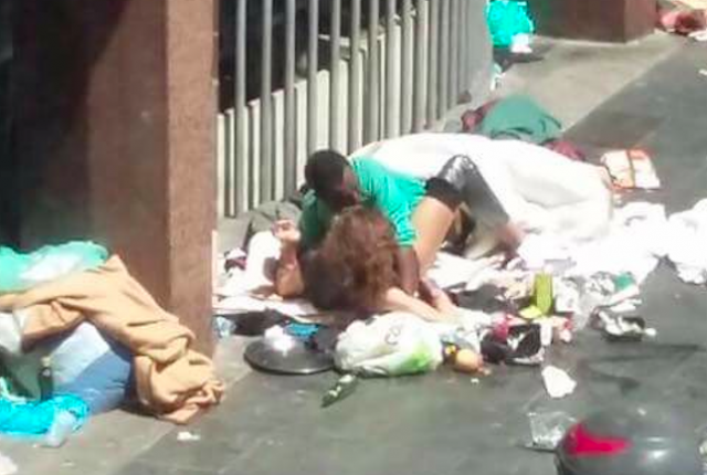 Fanno sesso sul marciapiede in pieno centro a Roma dimensione font + Fanno sesso sul marciapiede in pieno centro a Roma dimensione font +