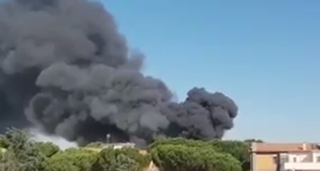 Roma, deposito auto in fiamme: nube nera in cielo Roma, deposito auto in fiamme: nube nera in cielo