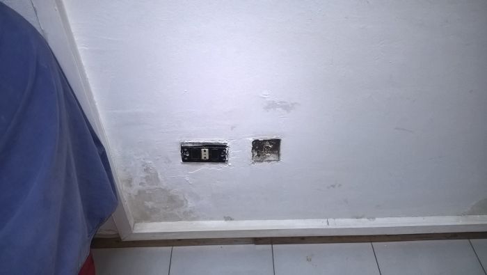 presa di corrente ultimo tipo vicino macchie d'umido