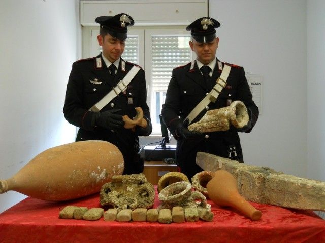 I reperti archeologici rinvenuti e sequestrati dai Carabinieri