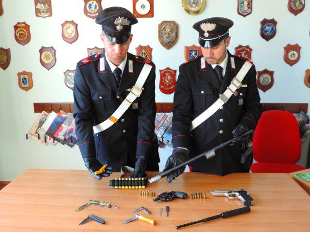 2014_06_03 VELLETRI - Le armi sequestrate dai Carabinieri
