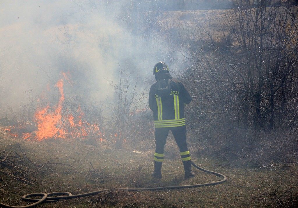 vigili del fuoco a lavoro