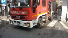 Roma, paura vicino alla stazione: fiamme in un appartamento per una candela accesa