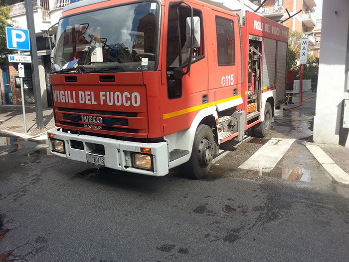 Roma, paura vicino alla stazione: fiamme in un appartamento per una candela accesa