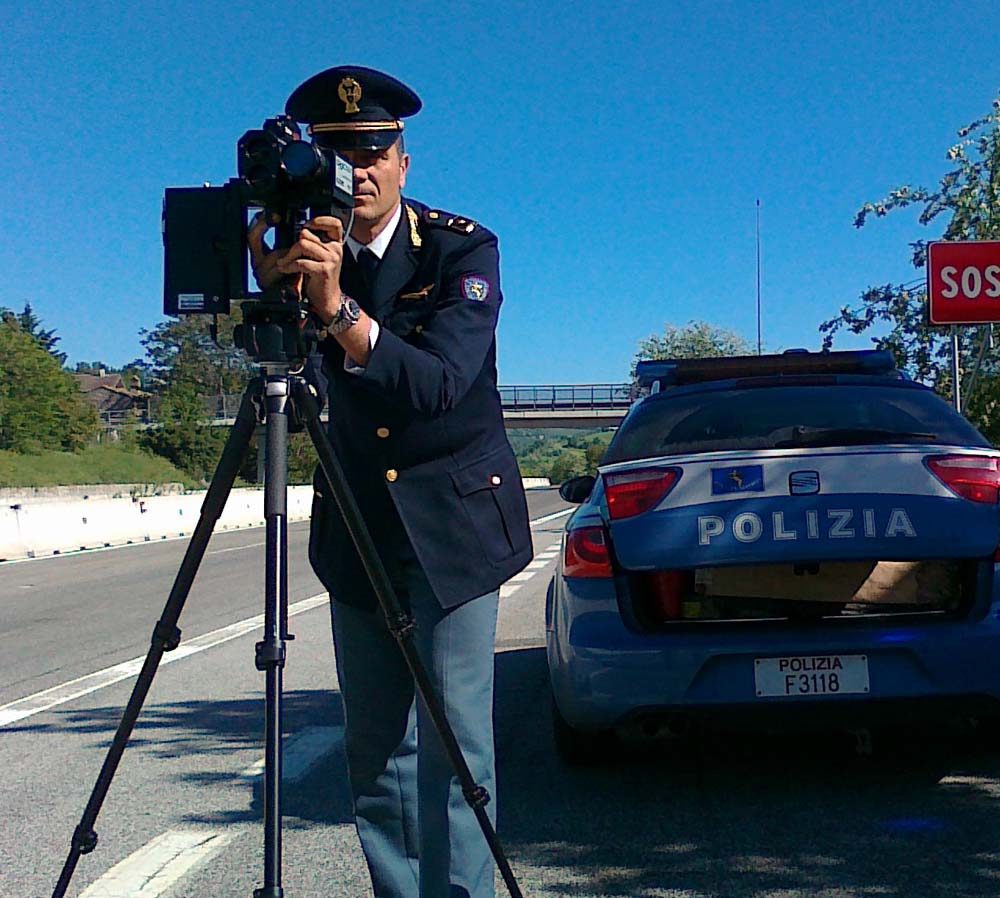 Postazione Telelaser con agente di Polizia Stradale sulla Pontina