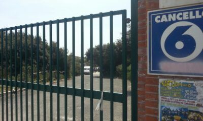 Nonostante il rinnovo della concessione sia avvenuto pochi giorni fa, i chioschi ai cancelli di Castel Porziano restano chiusi