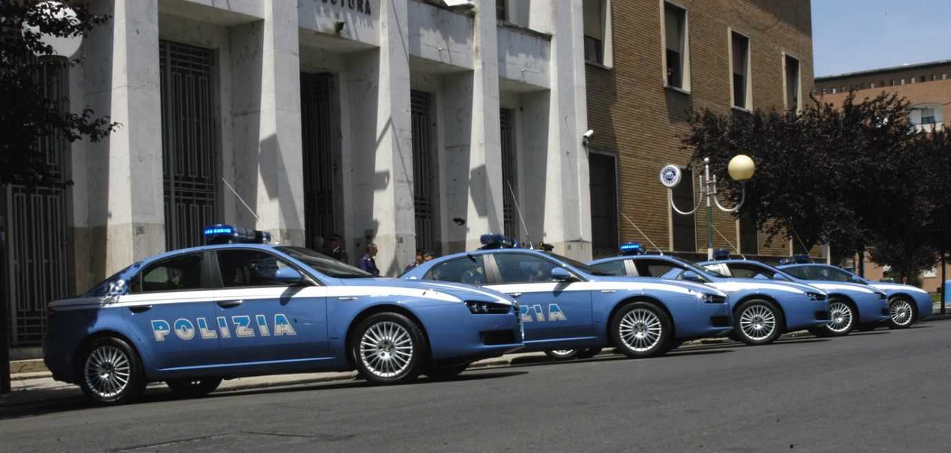 In foto la questura di Latina e le auto della Polizia
