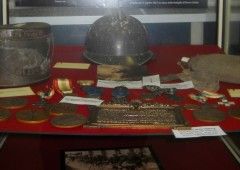 elmetto, gavetta e borraccia del milite della grande guerra e le medaglie al valor militare del bersagliere Giuseppe Bonacini