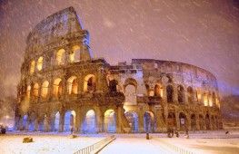 Roma 4 febbraio 2012 La neve imbianca il colosseo durante la notte foto gabriele forzano/gmt - Roma 4 febbraio 2012 La neve imbianca il colosseo durante la notte foto gabriele forzano/gmt - fotografo: gabriele Forzano/GMT