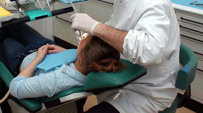 Dentista abusa di una 16enne durante una visita