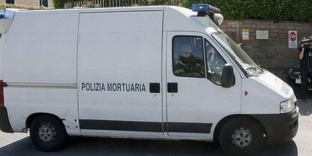 polizia mortuaria portiere muore sul colpo