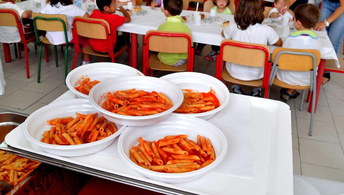 Piatti mensa servizio refezione scolastica in ritardo a Pomezia