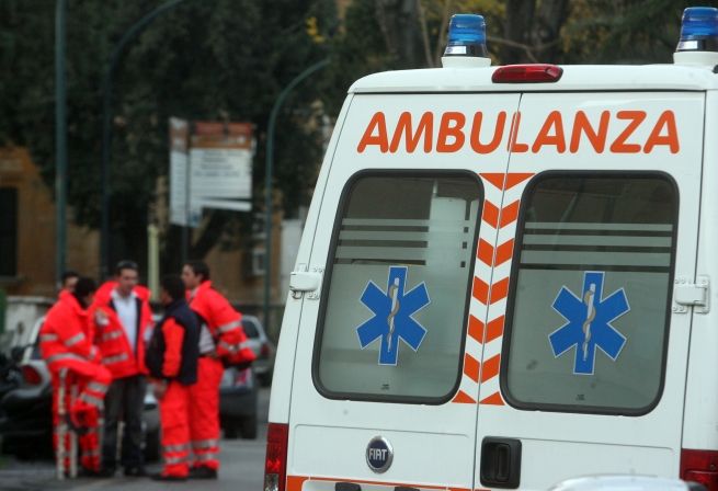 Roma, esce di casa e viene travolto da un'auto: ferito un uomo di 51 anni