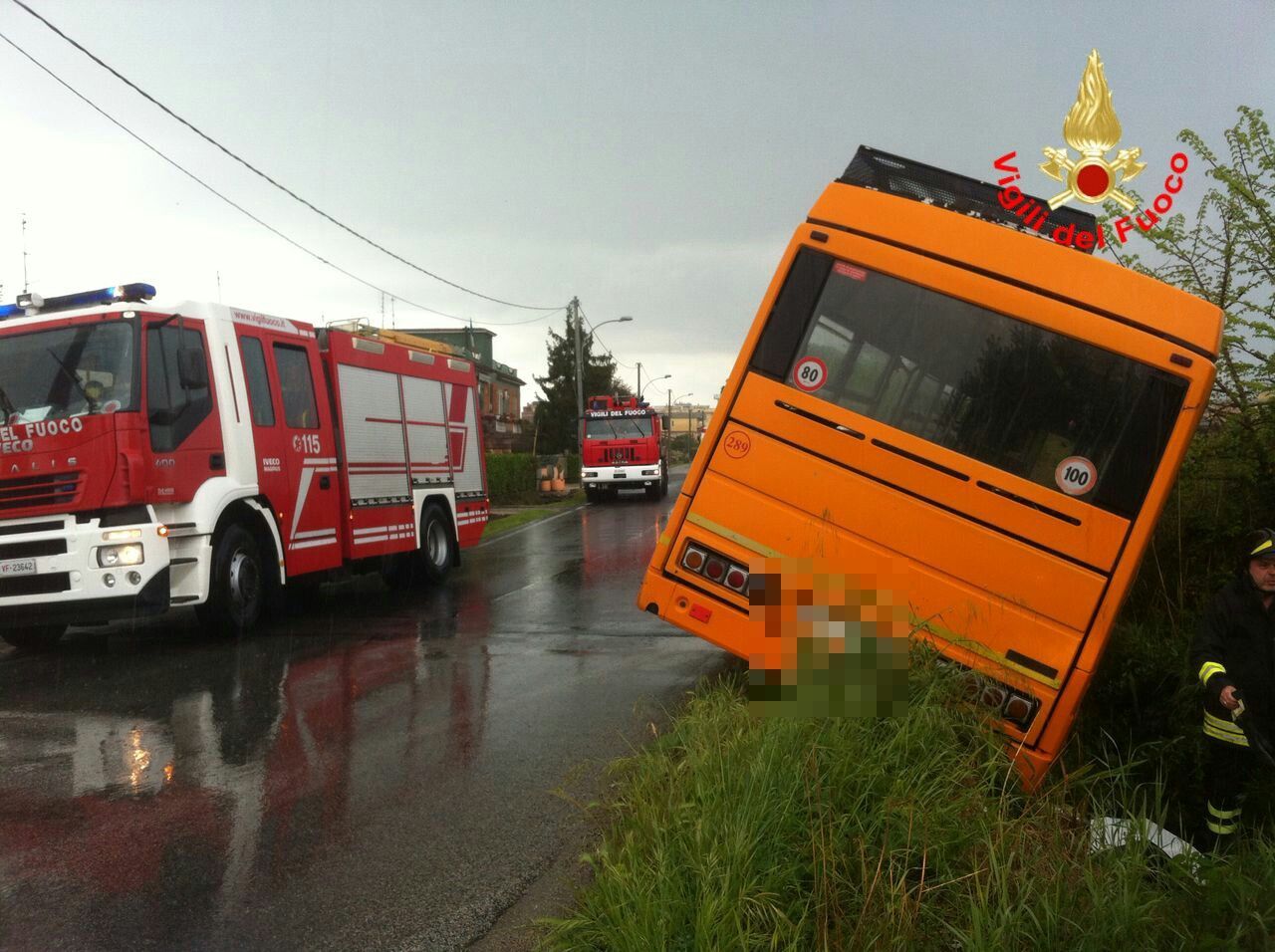 Latina Autobus Finisce In Un Fosso Su Via Carrara Necessario L 