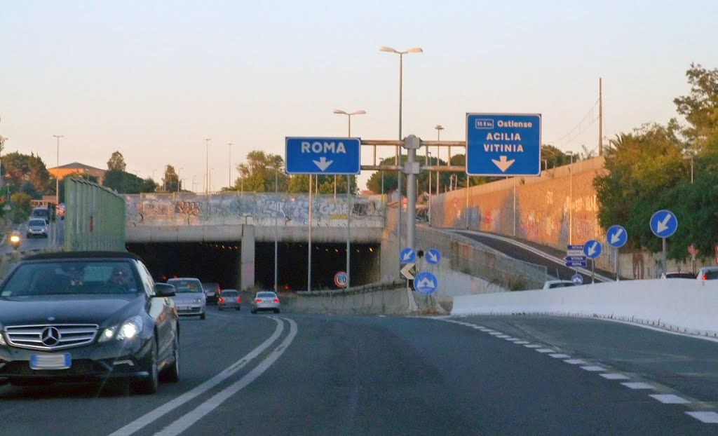 Roma, Via del Mare: maxi-scontro nel tunnel, 5 veicoli coinvolti e un ferito grave