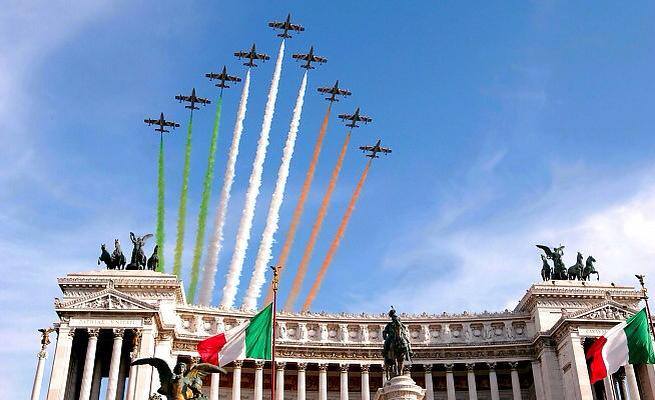 Le frecce tricolori sull'Altare della Patria