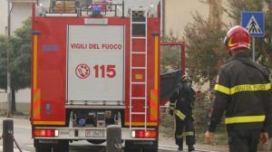 Vigili del Fuoco in azione per spegnere l'incendio in via tiburtina