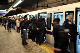 Vagone della metro fermo in stazione