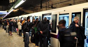 Vagone della metro fermo in stazione