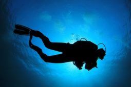 Morte nel lago: istruttore di sub s'immerge insieme ad un allievo e muore a 48 anni