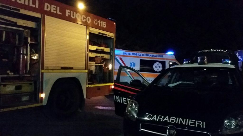 Vigili del fuoco e carabinieri intervenuti ad Ariccia per l'incendio in Via Vito Volterra
