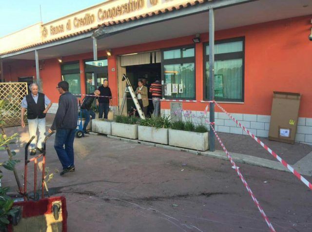 Ardea Colpo Alla Bcc Portato Via Il Bancomat Con Un Escavatore