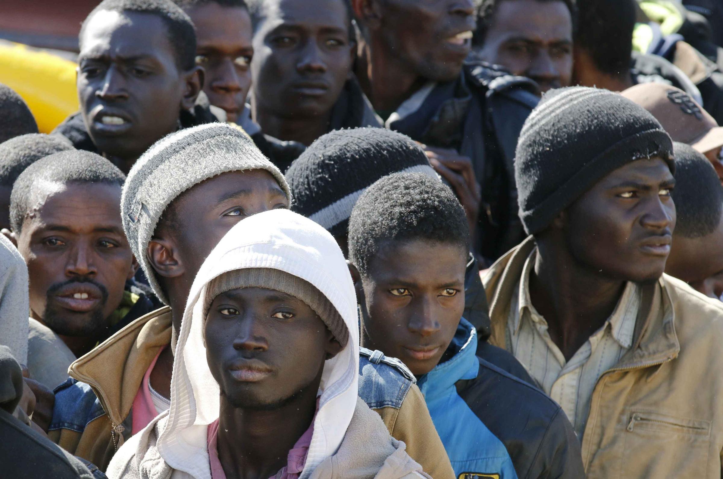 Un inferno nell'inferno. Migranti costretti a vivere in condizioni disumane: senza stipendio e senza né cibo né luce.