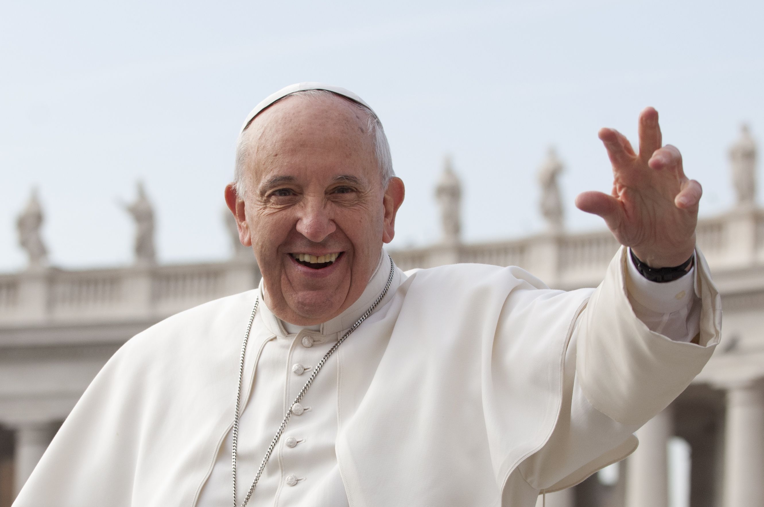 Papa Francesco che saluta i fedeli in Piazza San Pietro