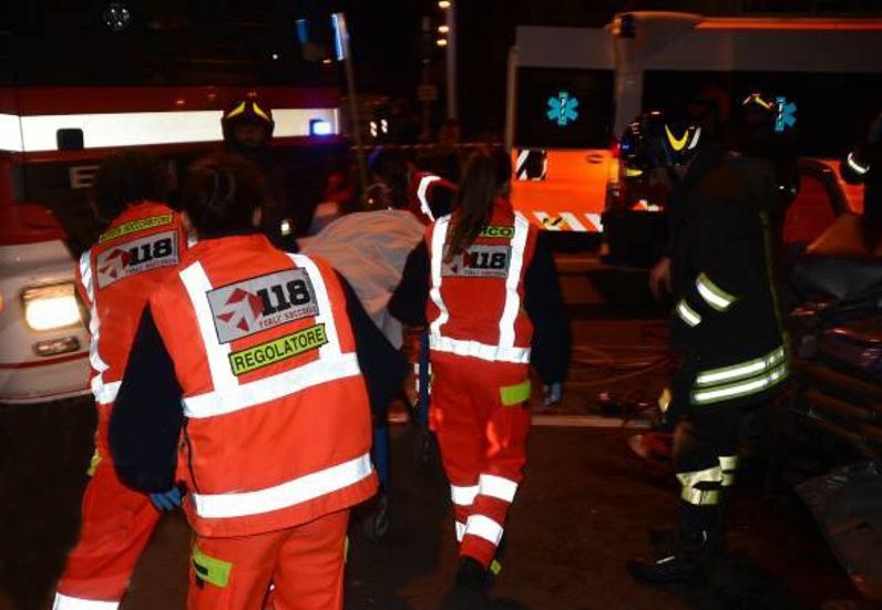 https://www.ilcorrieredellacitta.com/wp-content/uploads/2017/12/ambulanza-118-notte-vigili-del-fuoco.jpg