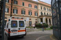 31enne fa irruzione nel cortile del policlinico Umberto I