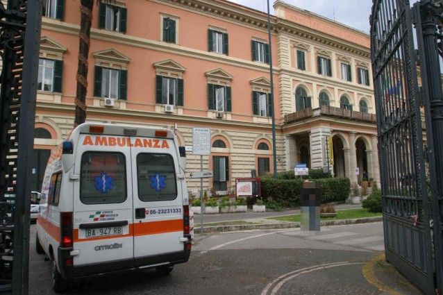 31enne fa irruzione nel cortile del policlinico Umberto I