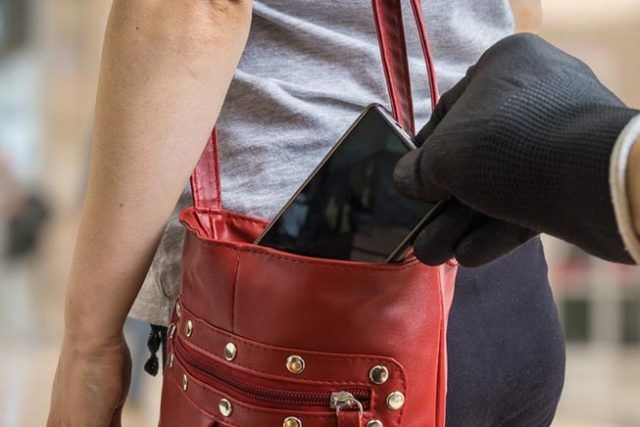 Pomezia, un somalo prova a derubare una donna e l'aggredisce