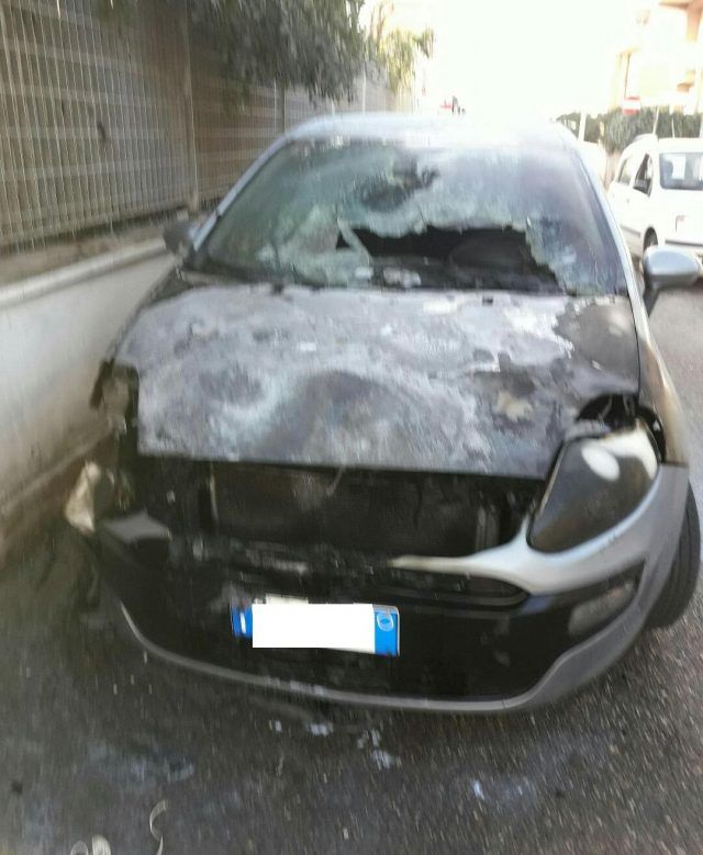 auto incendiata