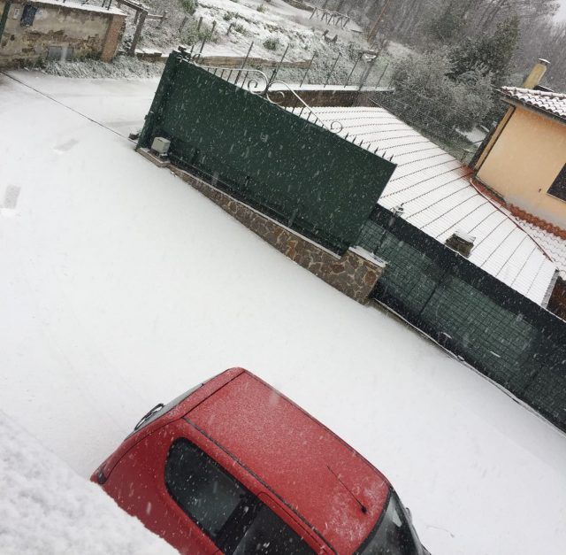 Castelli Romani sotto la neve: strade bloccate e traffico in tilt Castelli Romani sotto la neve: strade bloccate e traffico in tilt