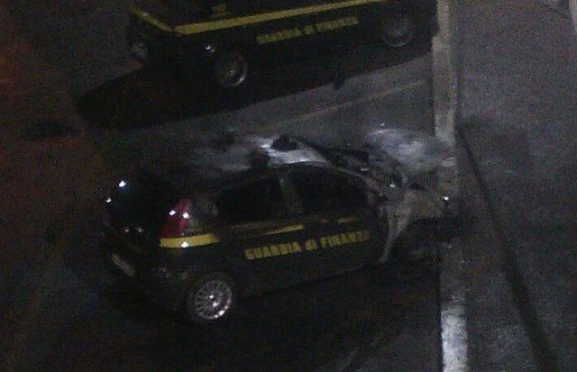 auto gdf incendiata