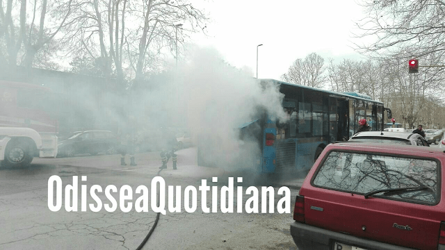 bus in fiamme ostia