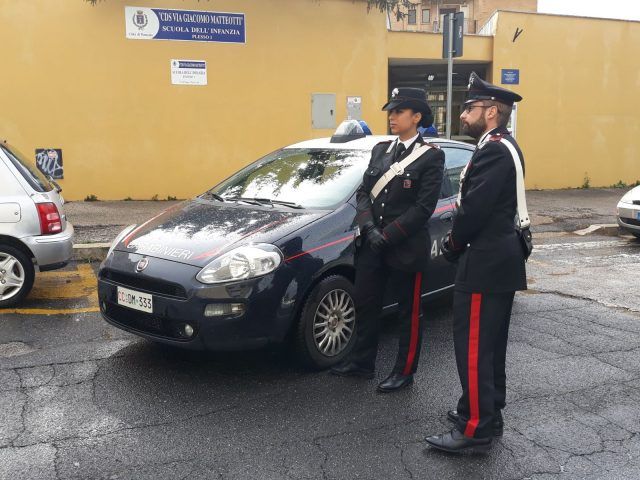 I Carabinieri di Pomezia davanti all'asilo dell'infanzia (1)