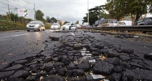 Buche sul manto stradale a Roma