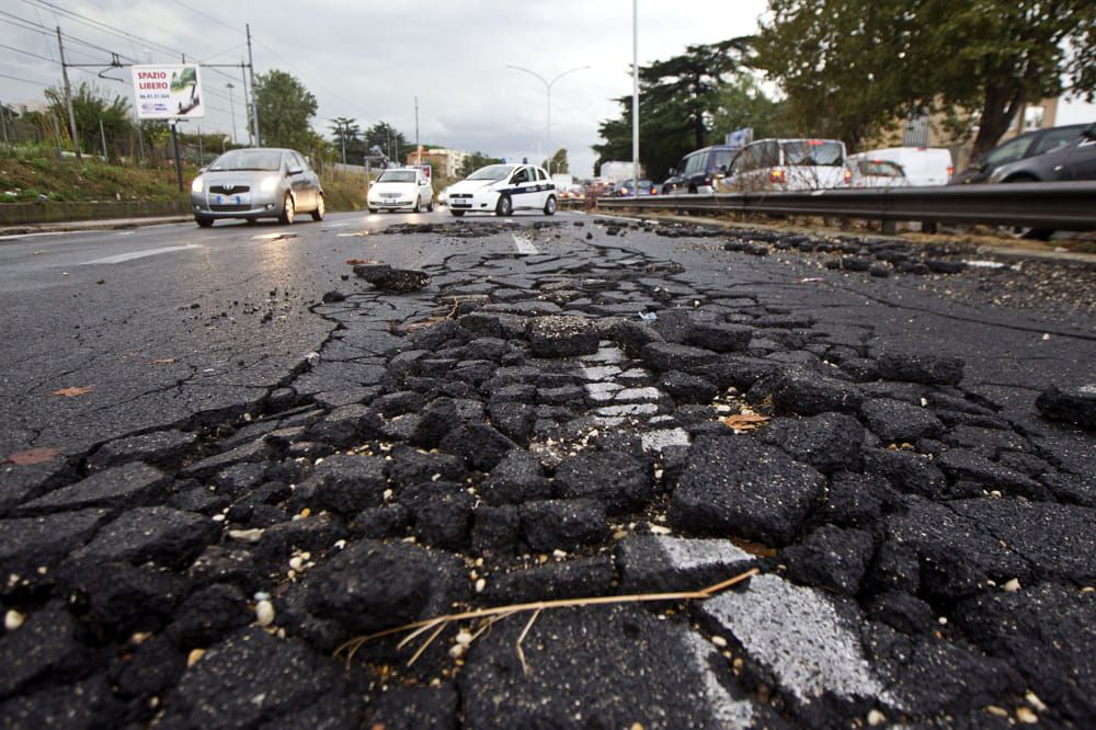 Buche sul manto stradale a Roma