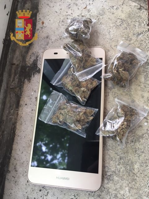 Lo smartphone e le dosi di droga trovate dalla Polizia