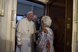 Papa Francesco in visita ad Ostia lo scorso 19 maggio del 2017 mentre benedice le case dei fedeli