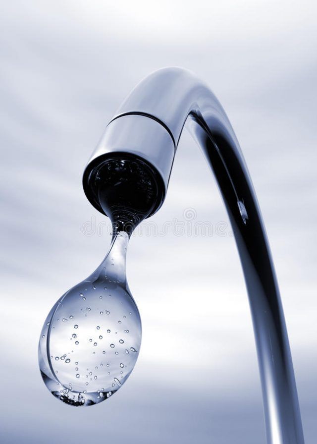 goccia-di-acqua-che-esce-da-rubinetto-45395977