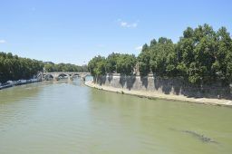 Follia a Roma, 61enne minaccia di gettarsi nel Tevere