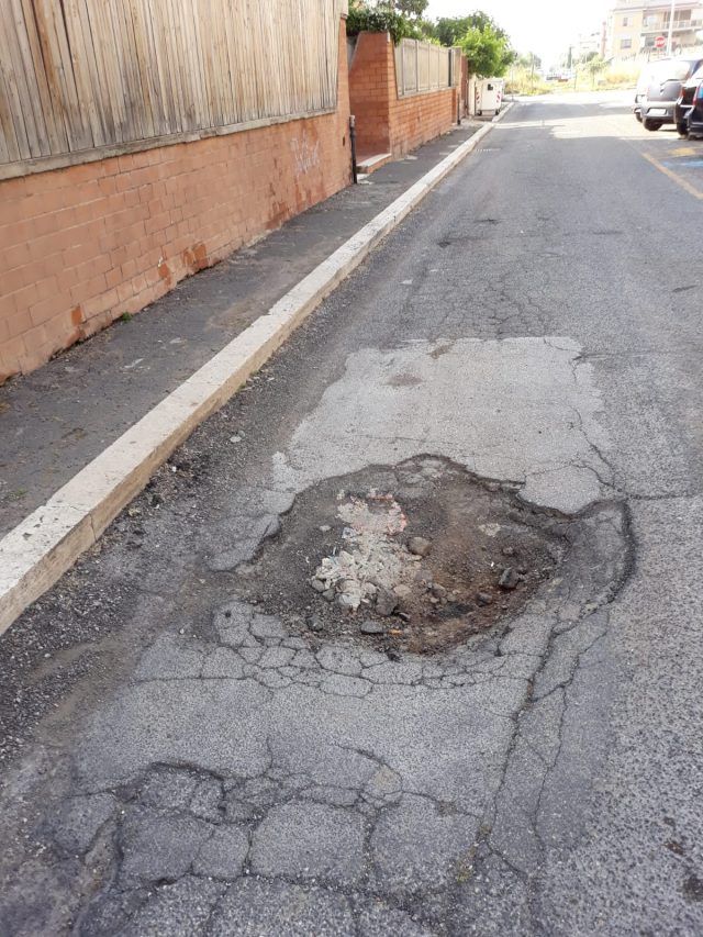 FOTO DEL GIORNO: Torvaianica, asfaltata metà strada perché il resto è