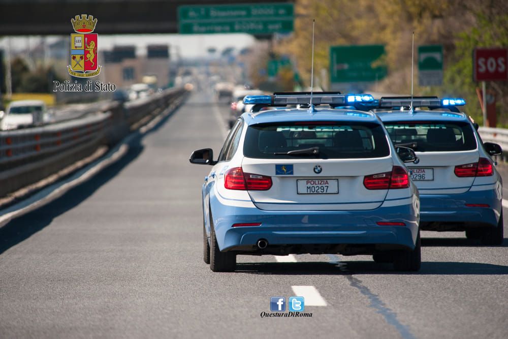 Polizia stradale sul GRA di Roma in cerca dell'auto contromano