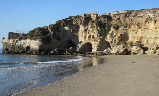 Anzio, pronta l'illuminazione notturna alle Grotte di Nerone. Si valutano barriere