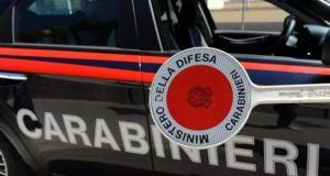 Carabinieri alt gettano droga dall'auto Colonna